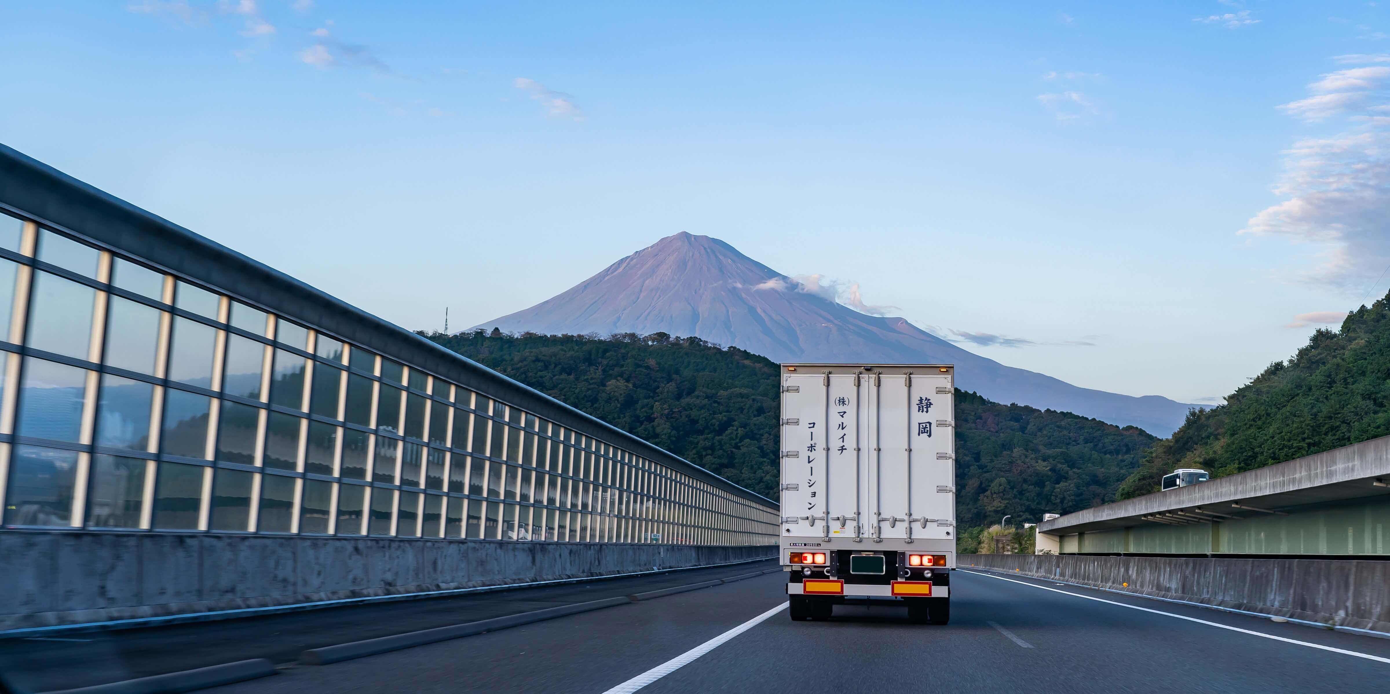 高速道路を走行する車